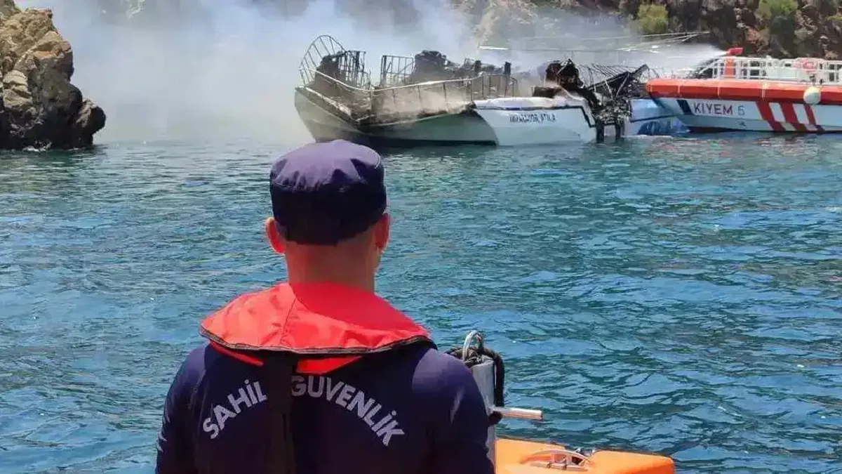 Fethiye’de gezinti teknesinde yangın! 115 kişi tahliye edildi