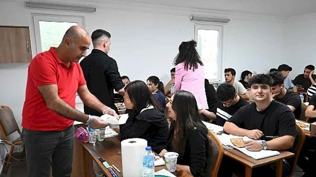 Başkan Topaloğlu'ndan öğrencilere yemek ikramı