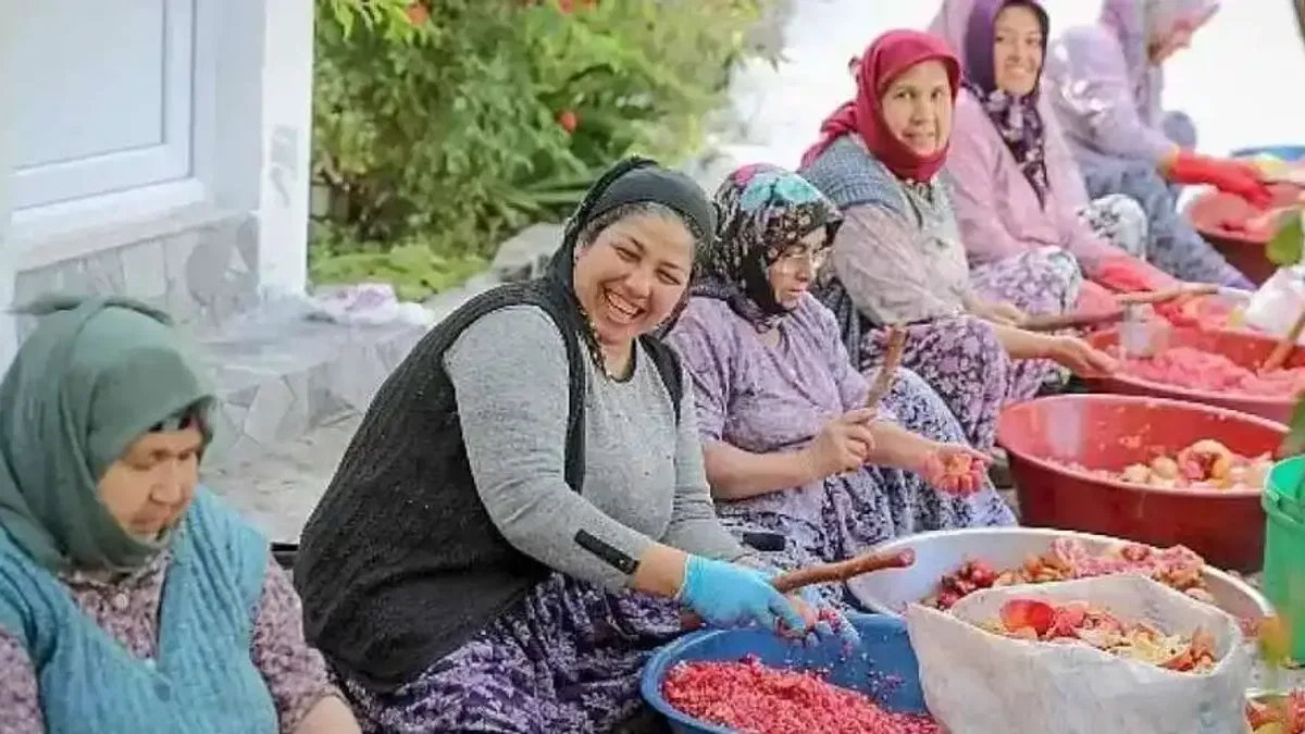 Aliağa'nın Doğal Çıtak Nar Ekşisi'nin Sofralara Uzanan Öyküsü