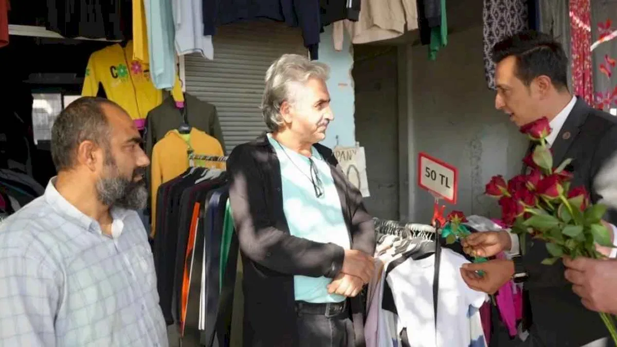 Kahramanmaraş'ta MHP'den kadına şiddete farkındalık... Erkeklere gül dağıtıldı!