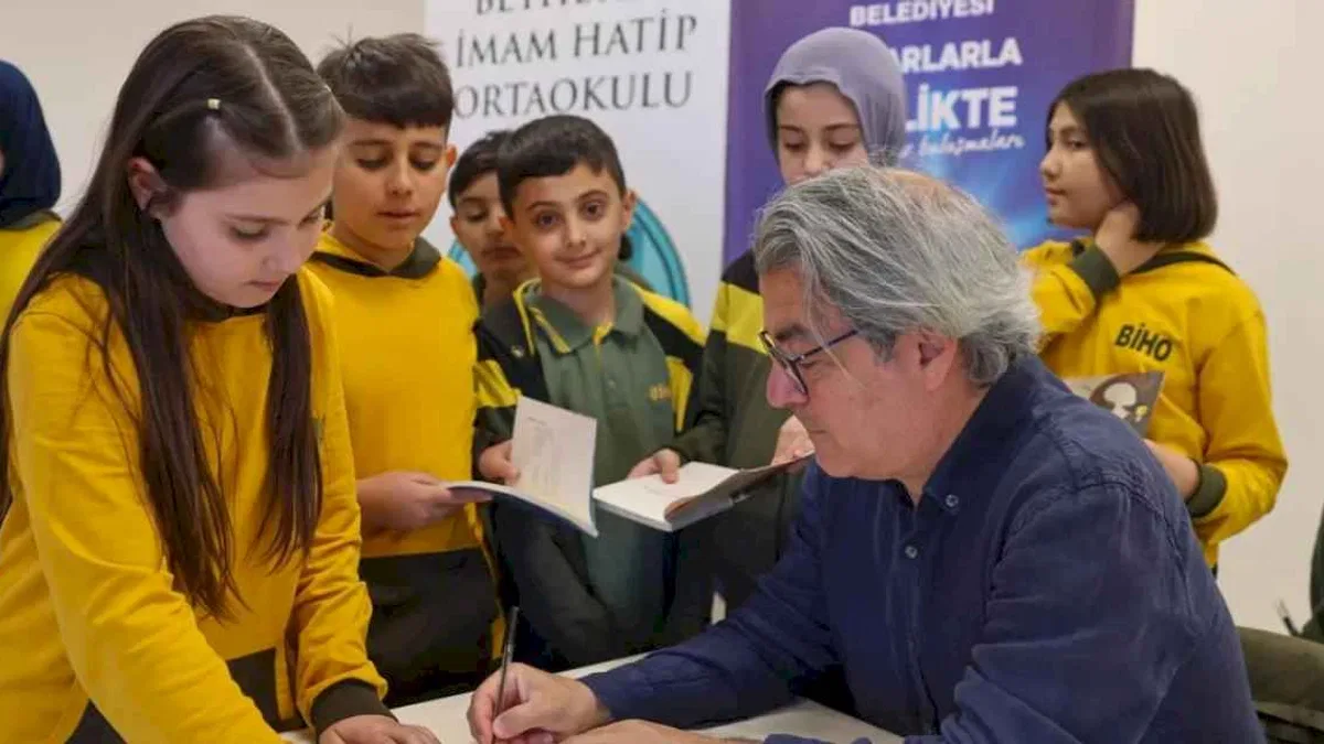Yazarlar öğrencilerle bir araya geliyor