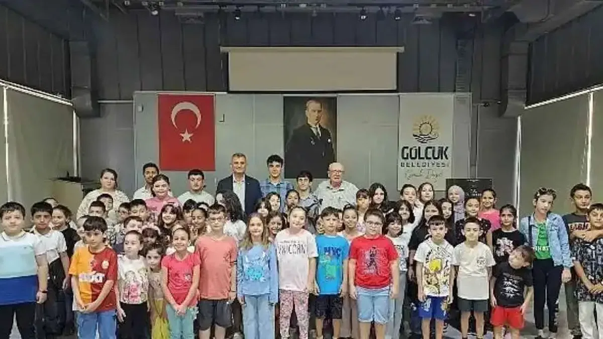 Gölcük Belediye Konservatuarı Çocuk Korosu, Şef Turan Yüksel eşliğinde yeni dönem eğitimlerine Sanat Galeri'nde başladı.