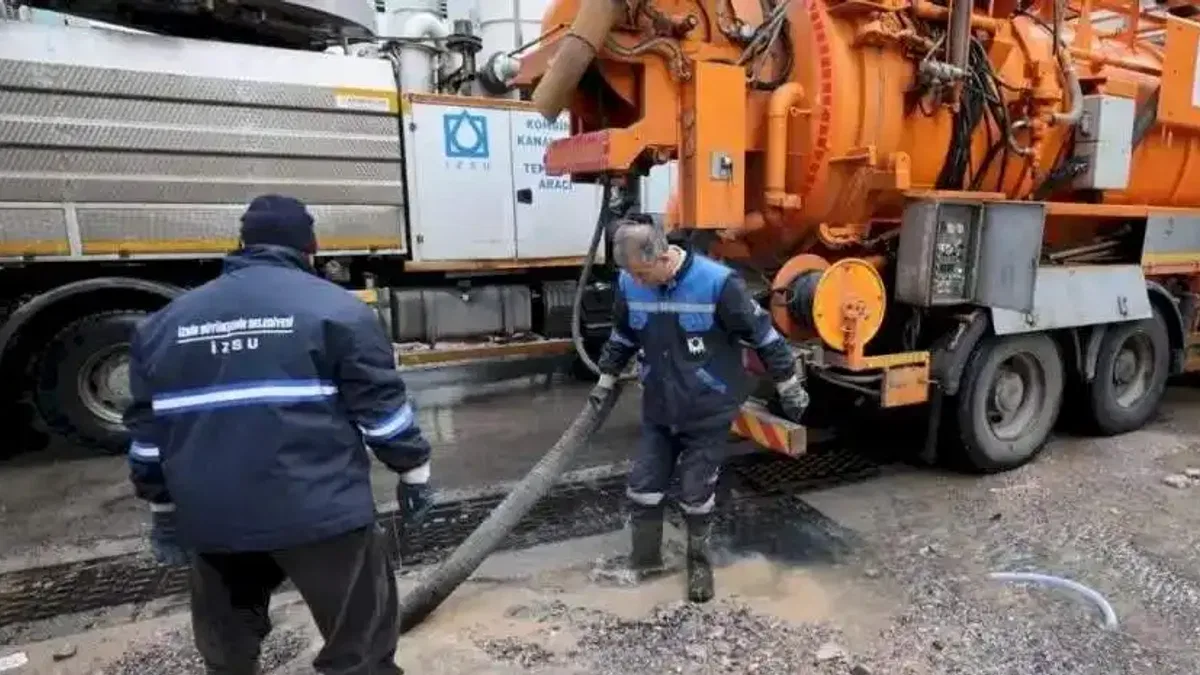 İzmir’de kuvvetli yağış: Belediye ekipleri sahada