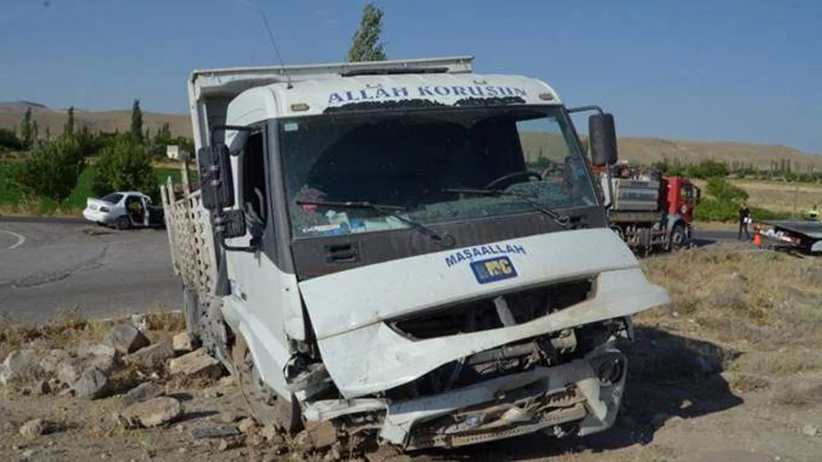 Aksaray'da otomobilin kamyonla çarpışması sonucu 4 kişi yaralandı