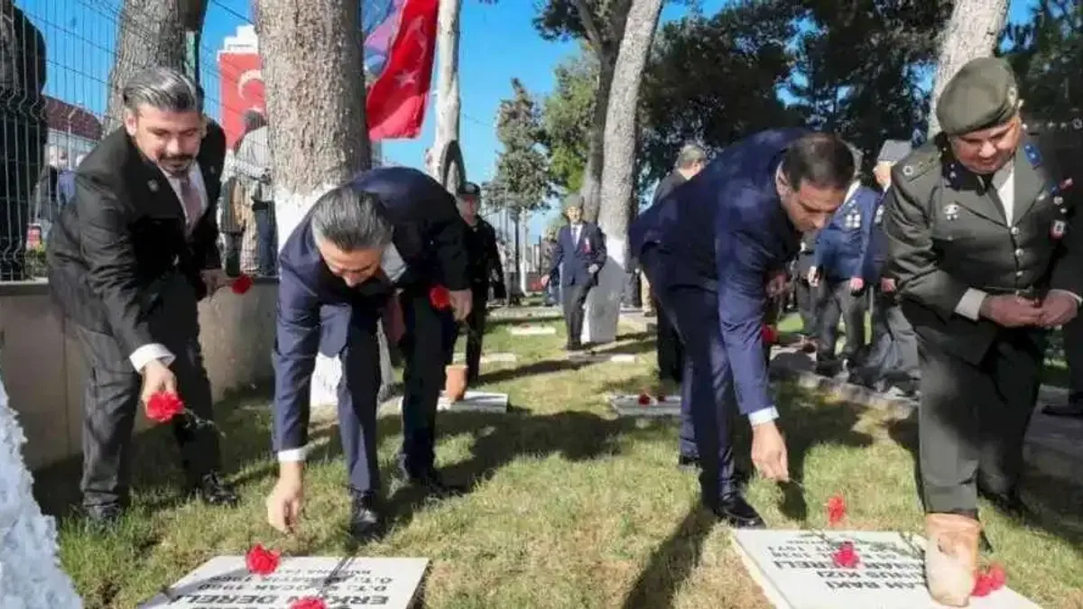 İzmir Narlıdere Çanakkale Zaferi'nin kahramanlarını andı