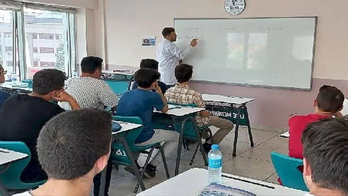Öğrenciler YKS'ye Lise Medeniyet Akademileri "YKS Yaz Okulu" ile Hazırlanıyor