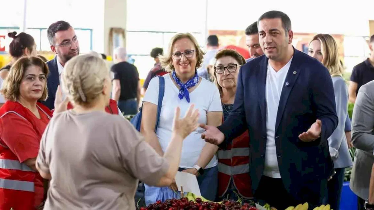 İzmir Narlıdere'de bayram öncesi pazaryeri ziyareti