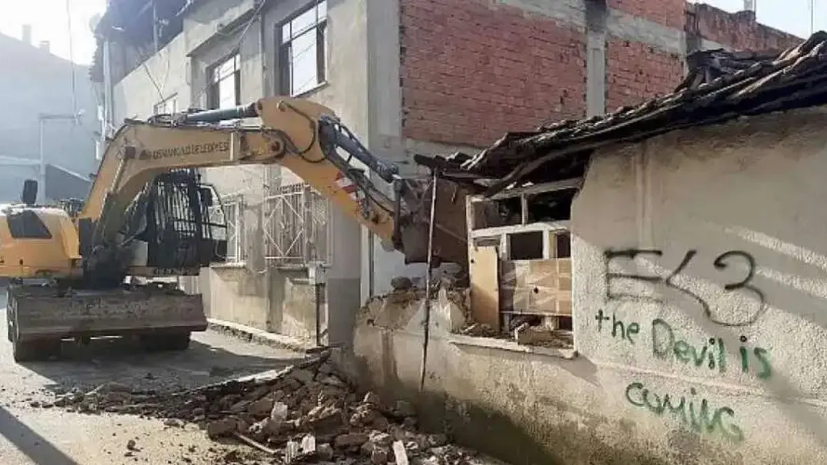 Tehlike arz eden metruk binalar yıkılıyor