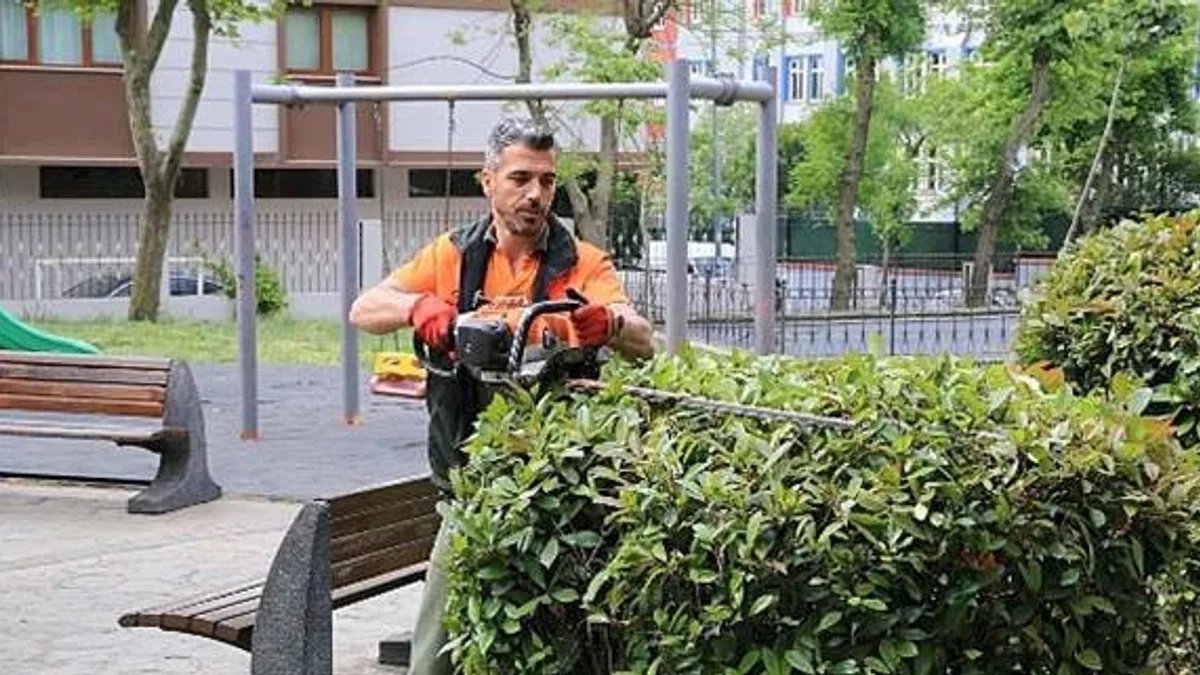 Bayrampaşa'daki parklarda bahar temizliği ve bakım çalışması yapılıyor