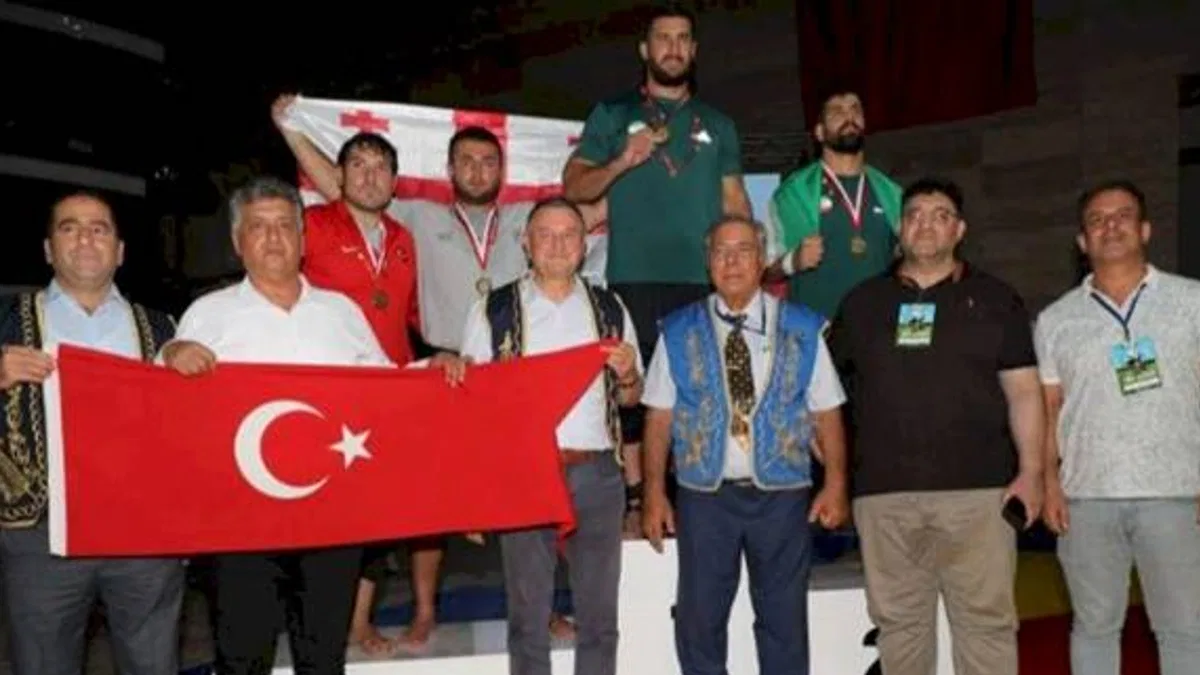 Hatay'daki Aba Güreşi'nde İranlı güreşçiler rakip tanımadı