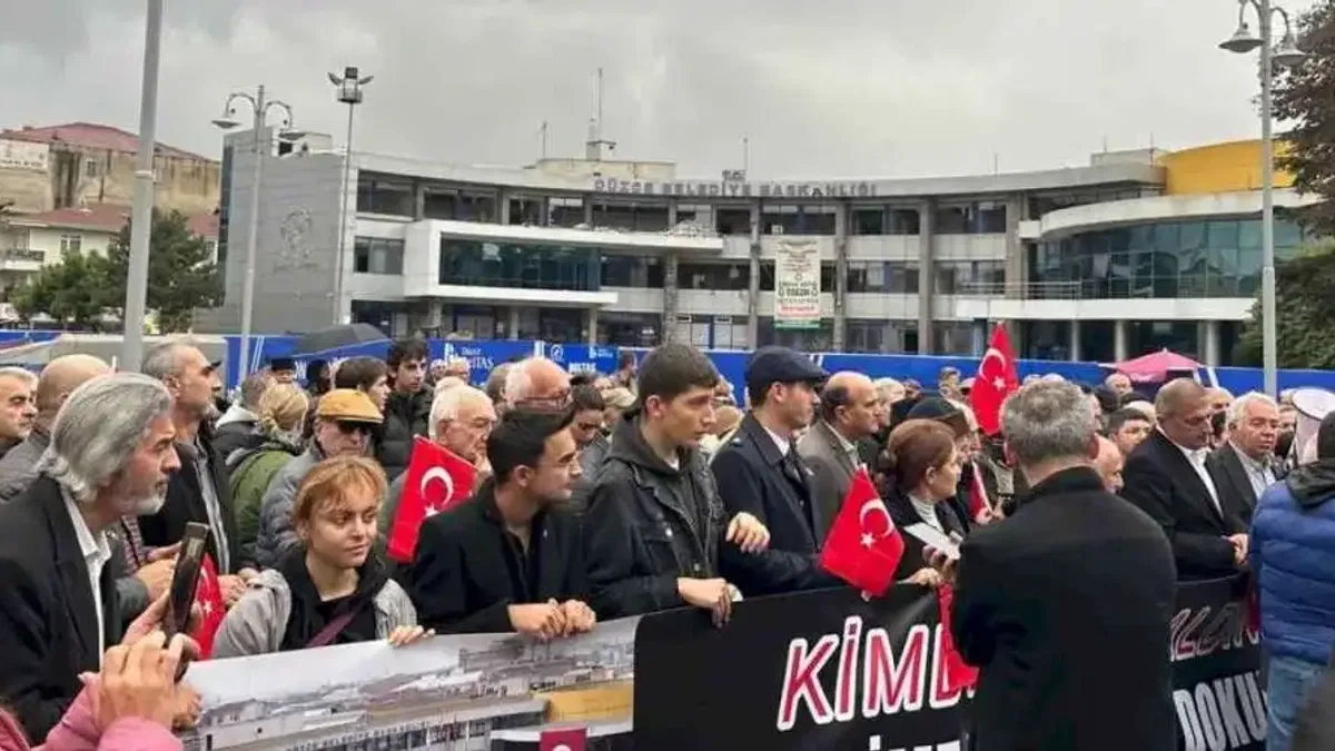 Düzce'de belediye binasının yıkımına tepki!