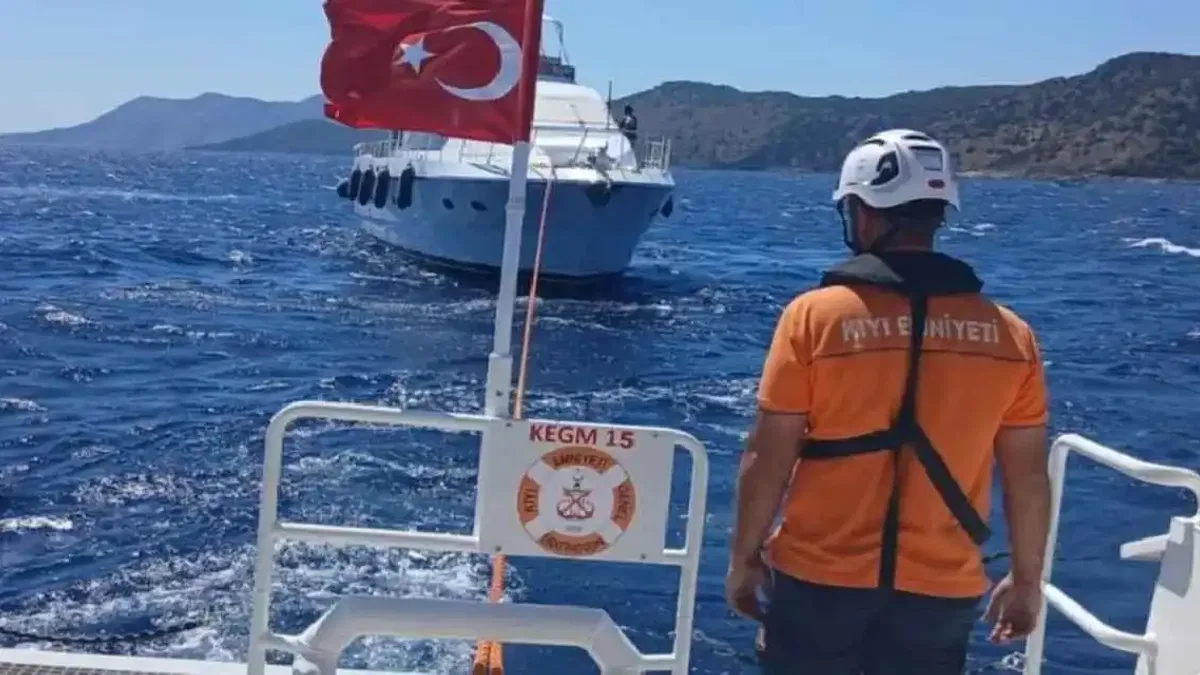 Fethiye açıklarında arızalanan tekne kurtarıldı