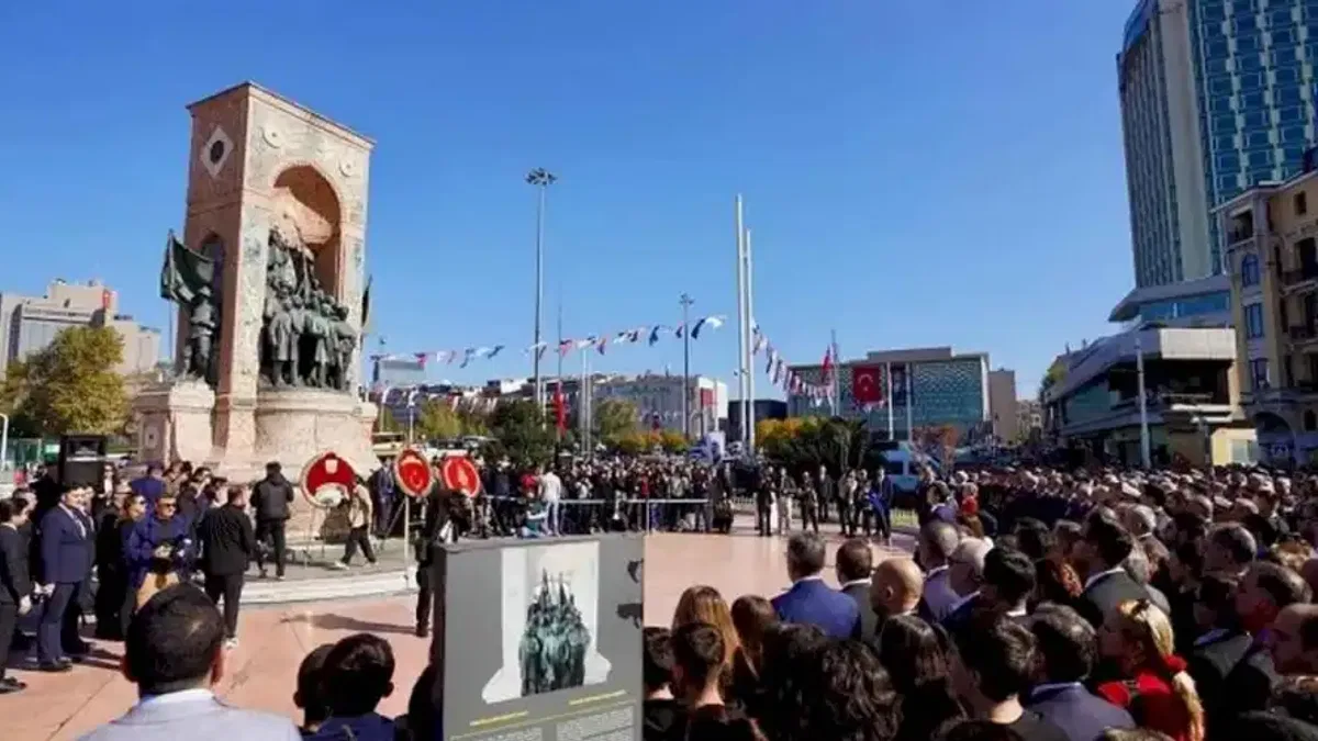 İstanbul Taksim'de 101. yıl çelengi
