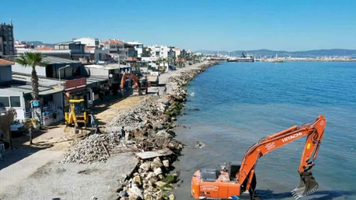 İzmir Güzelbahçe’de sahil projesine ilk kepçe
