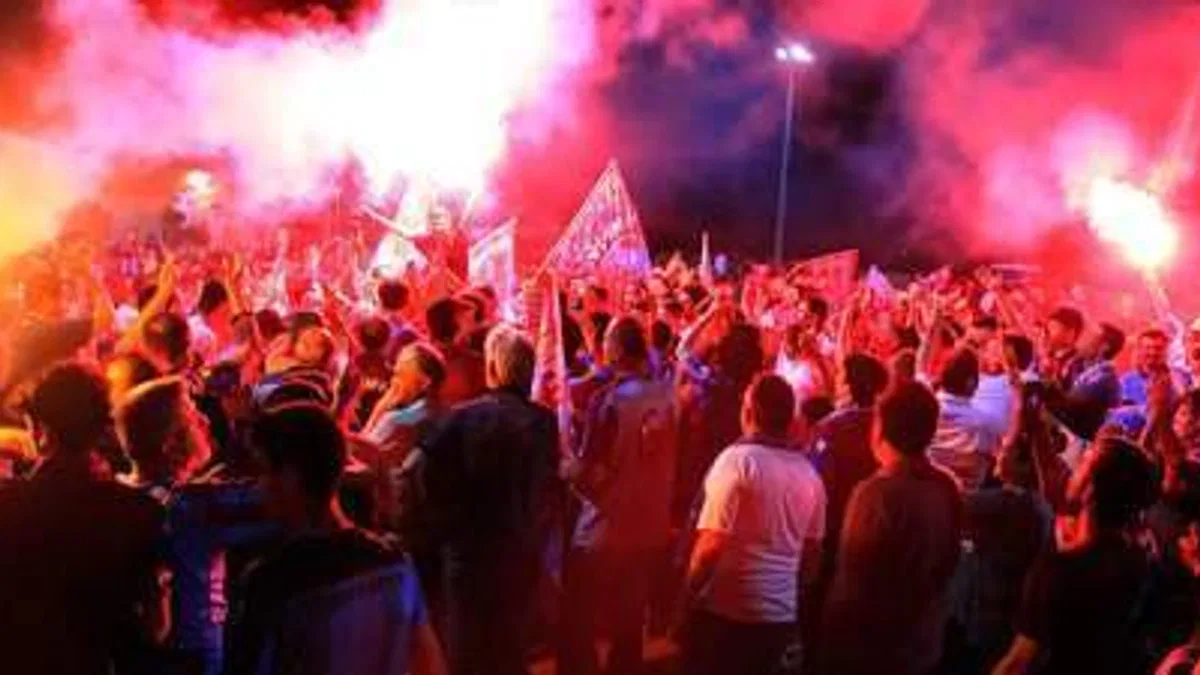 Trabzonspor taraftarları Ankara'da şampiyonluğu kutluyor