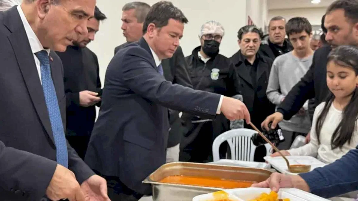 Bursa'da Başkan Aydın vatandaşlara iftar yemeği dağıttı