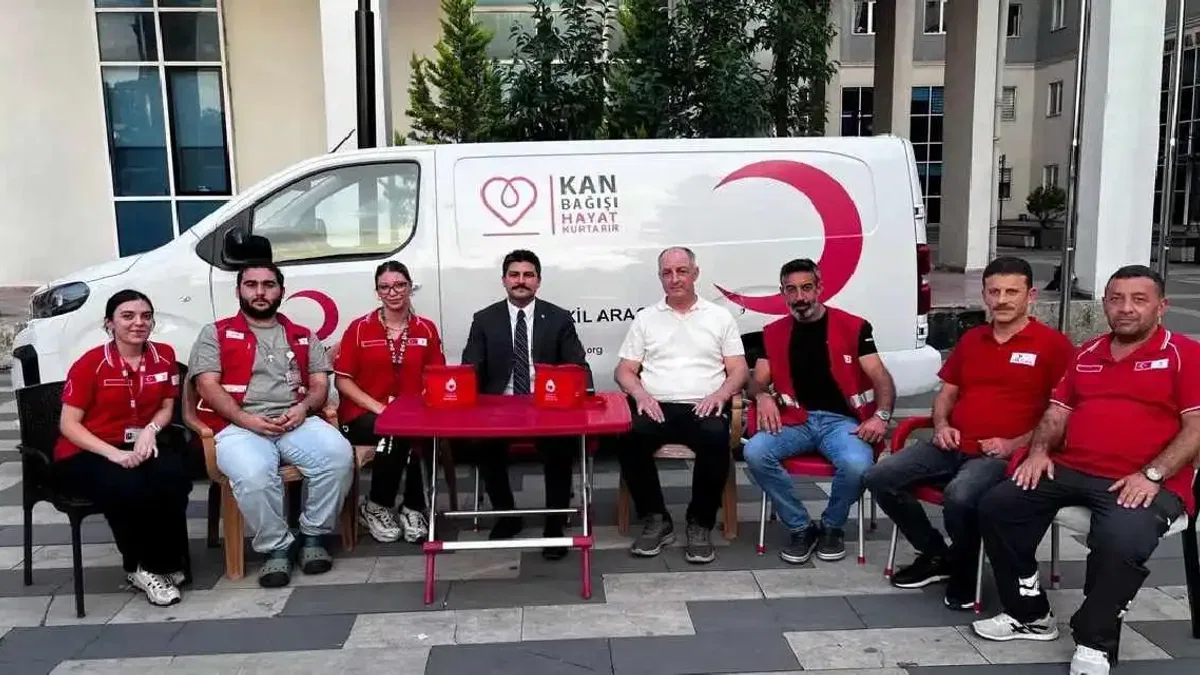 Hopa Kaymakamı Karakaya’dan kan bağışı aracına ziyaret