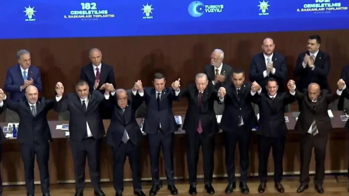 Dokuz belediye başkanı AK Parti saflarına katıldı