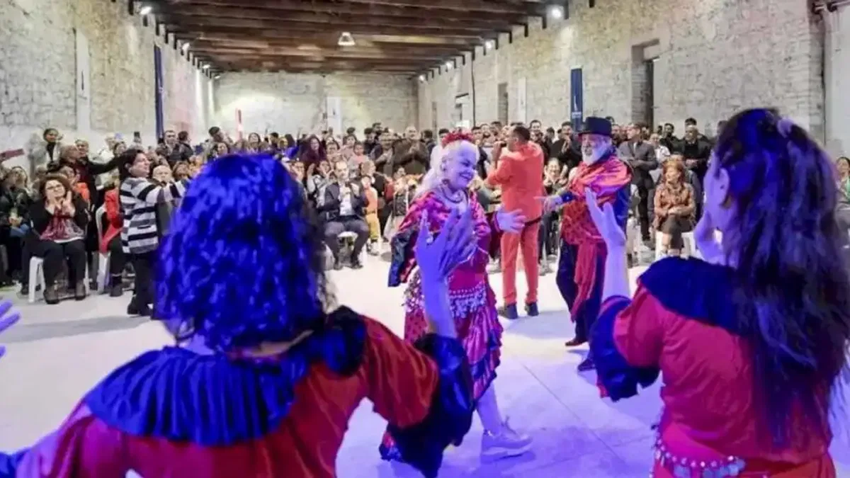 İzmir'de Romanlar Günü’nde kalpler 9/8’lik şarkılarla attı