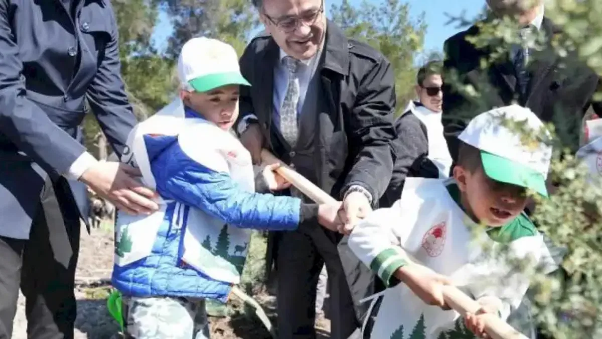 İzmir'de özel çocuklar fidan dikti