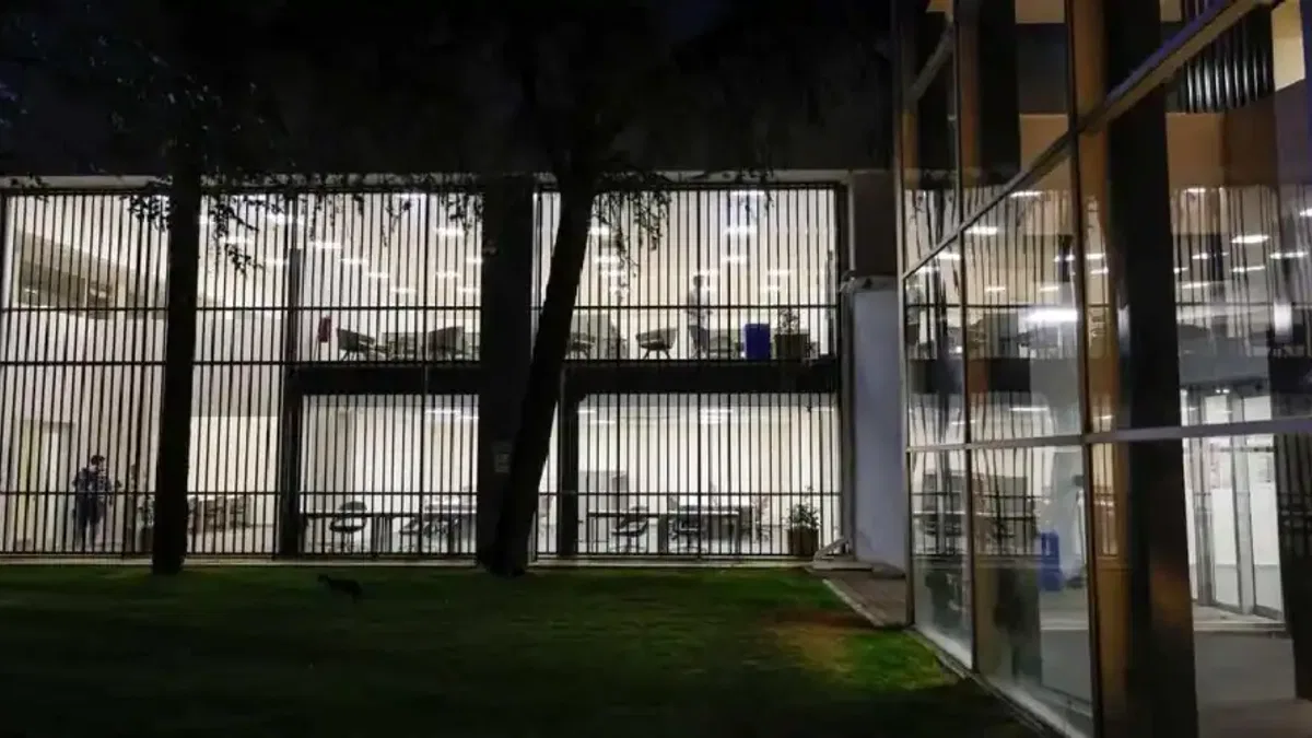 İzmir’de kitaplar ışığı söndürmüyor