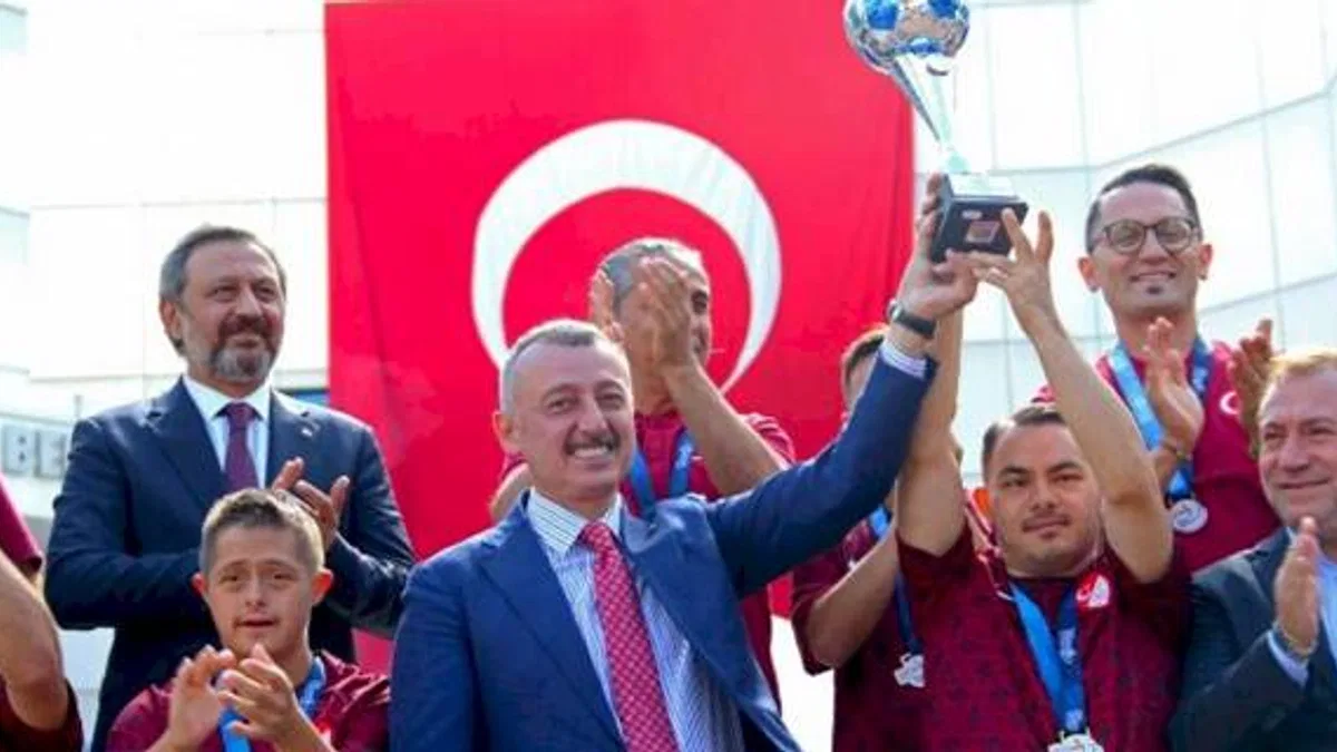 Şampiyonluk kupasını Başkan Büyükakın’a getirdiler... Sıradaki hedef Dünya Kupası...