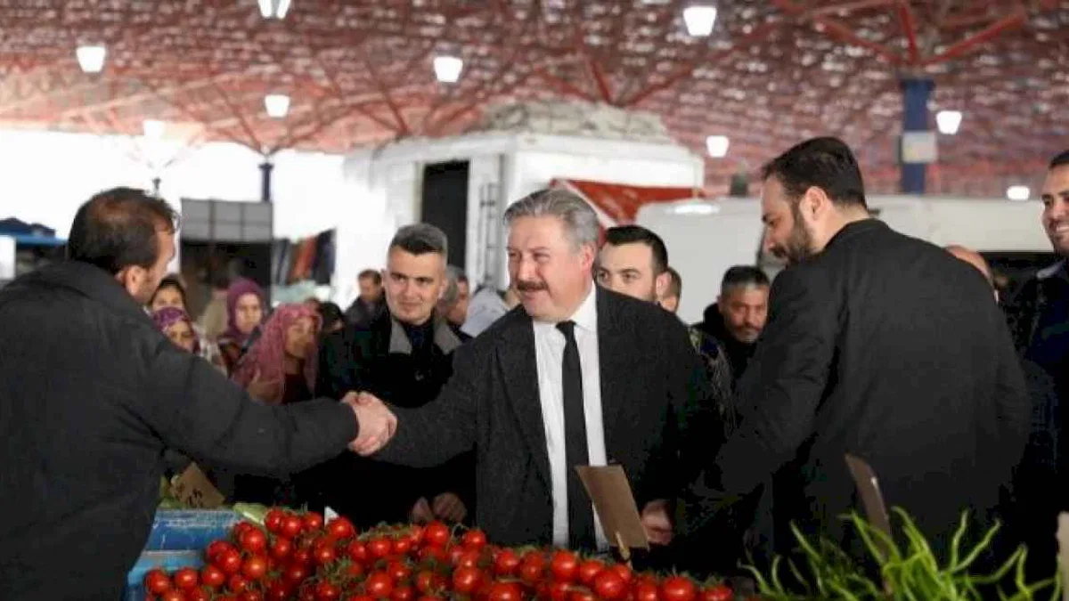 Başkan Palacıoğlu, Yıldırım Beyazıt Pazar Yerinde ilgiyle karşılandı