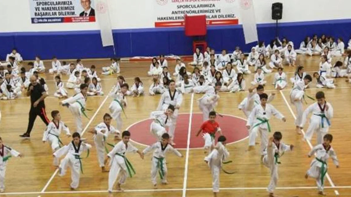 Gölcük'te taekwondo sporcuları kuşak atladı