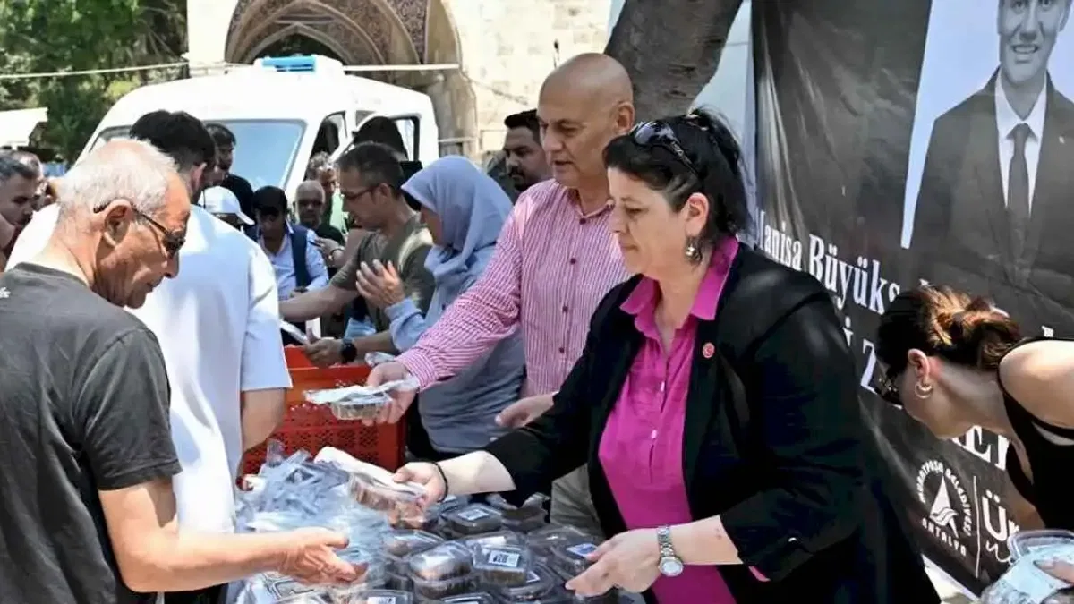 Antalya Muratpaşa'da Ferdi Zeyrek için helva dağıtıldı