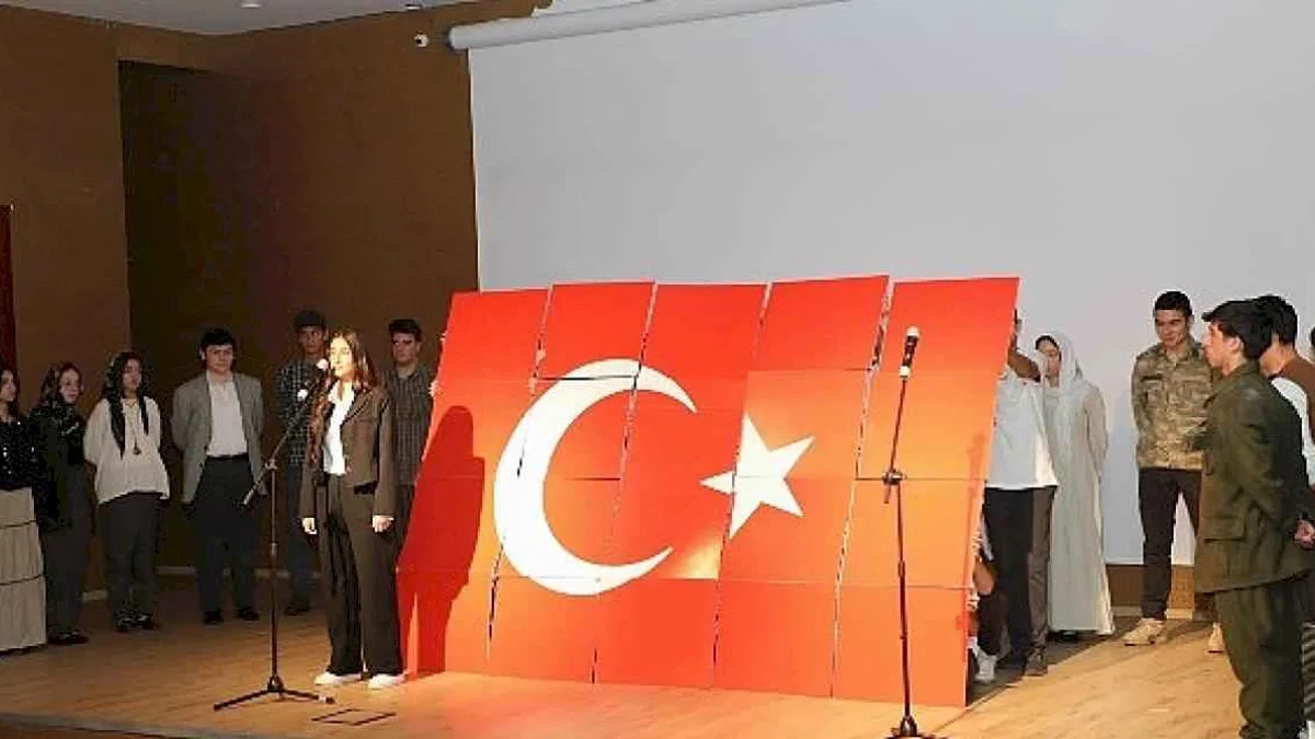 Dilovası, Cumhuriyetin ilanının 101. yıl dönümünü, ilçe protokolü ve vatandaşların katılımıyla coşkuyla kutlandı.
