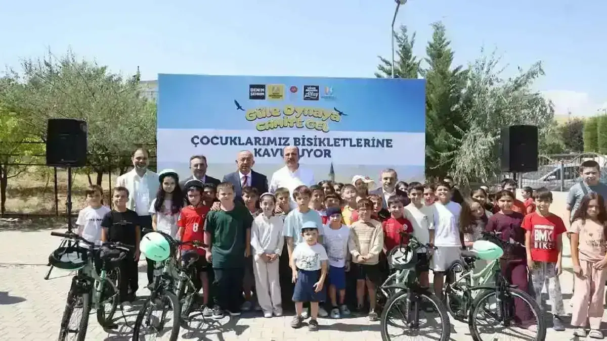 Konya’da çocuklara bisiklet sevinci