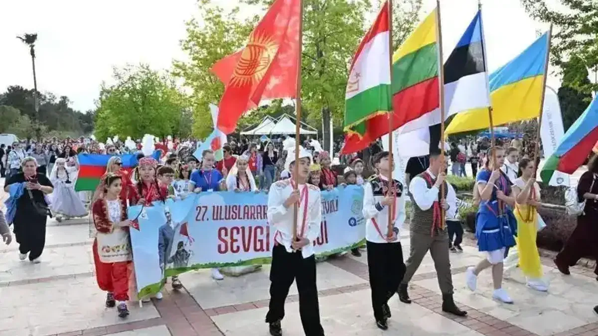 Antalya'da çocuklar Sevgi Korteji’nde buluştu
