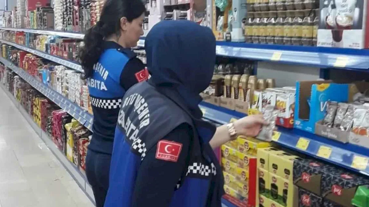 Kocaeli zabıtasından market denetimi