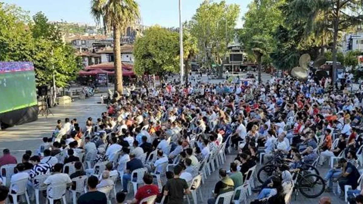 Gölcüklüler Milli heyecana ortak oldu