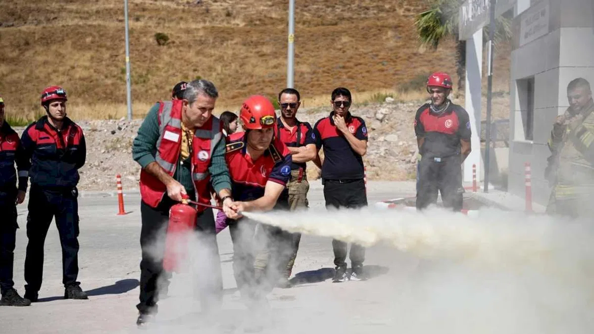 İzmir Dikili'de itfaiye ekiplerinden gerçeği aratmayan tatbikat