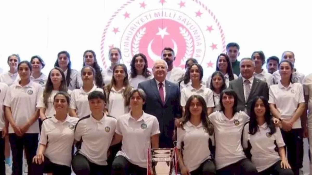 Yüksekovalı şampiyon kadın futbolcular MSB'de