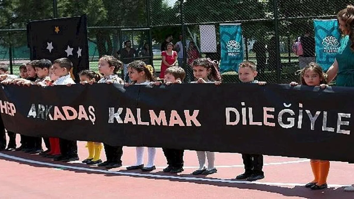 Miniklerin ilk mezuniyet heyecanı