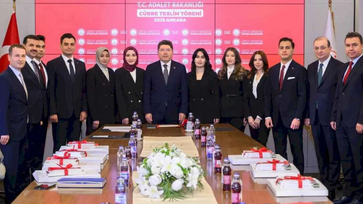 Genç hakim ve savcılar cübbelerini teslim aldı