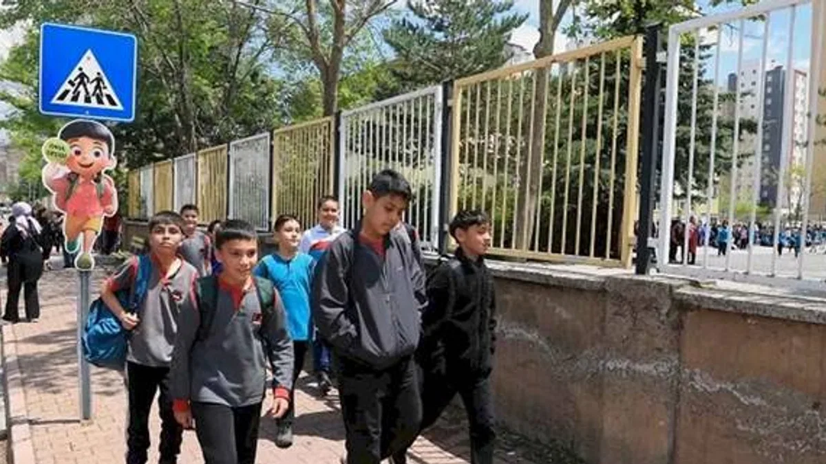 Kayseri Talas'ta okul geçitlerine sevimli uyarıcılar