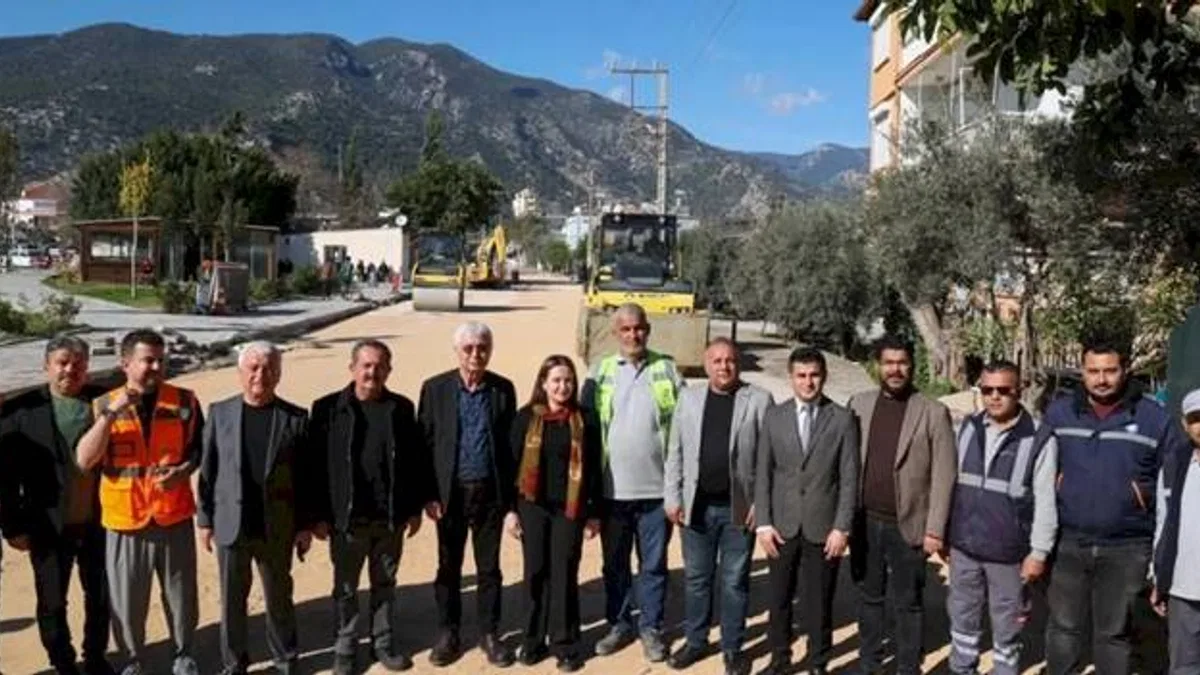 Antalya'da sıcak asfalt çalışmaları devam ediyor