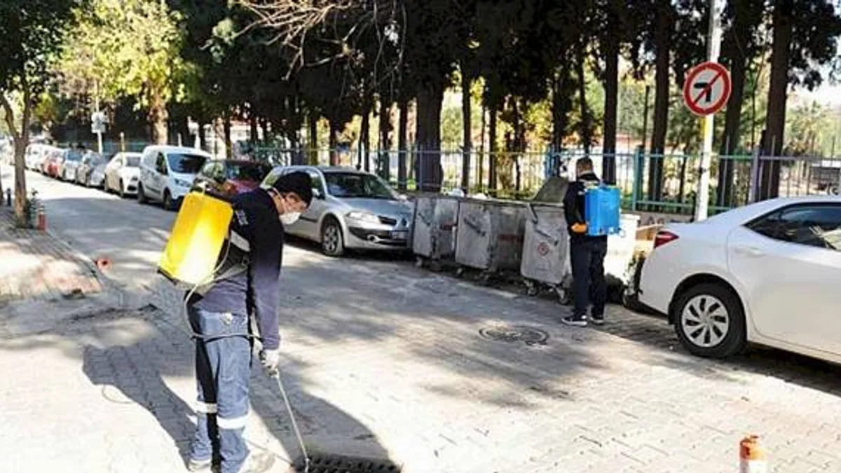 Karşıyaka'da ilaçlama mesaisi devam ediyor
