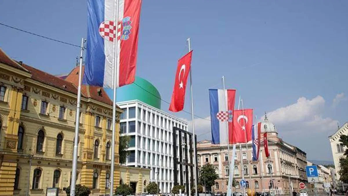 Hırvatistan sokakları Türk bayraklarıyla donatıldı
