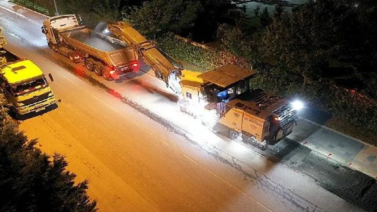 Küçükçekmece Belediyesi'nin asfalt çalışmaları aralıksız sürüyor