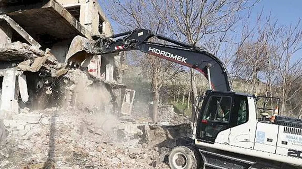 Konak'ın kent dokusu değişiyor: 9 ayda 92 metruk bina yıkıldı