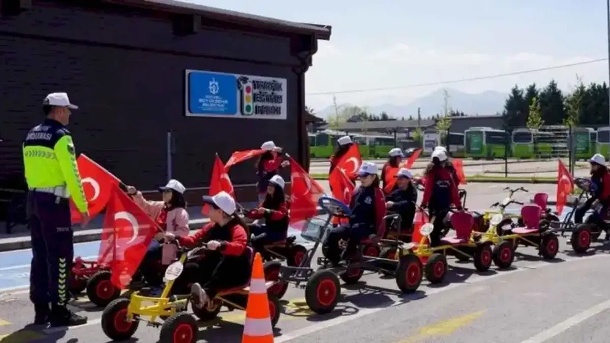 Trafik Eğitim Parkı'nda Türk bayrağıyla renkli kutlama