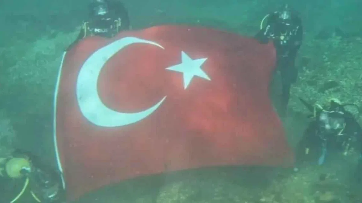 Halfeti'de su altında Türk Bayrağı açtılar