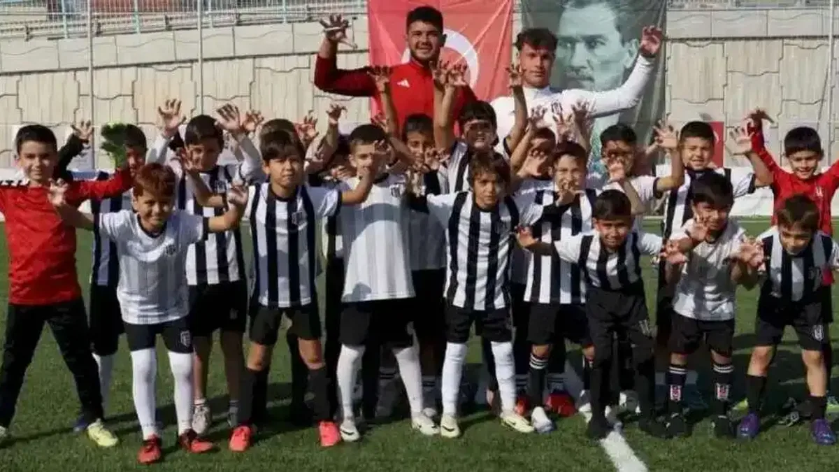 Minik futbolcular İzmit Belediyesi Cumhuriyet Bayramı Futbol Şöleninde doyasıya eğlendi