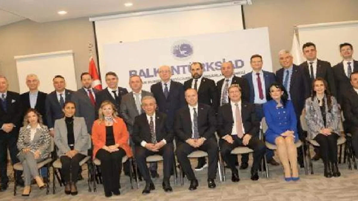 BALKANTÜRKSİAD'da Fatih Şakir'e güvenoyu