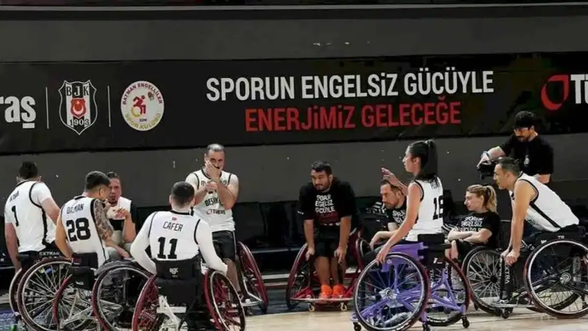 Tekerlekli sandalyeliler potada dostluk maçında buluştu