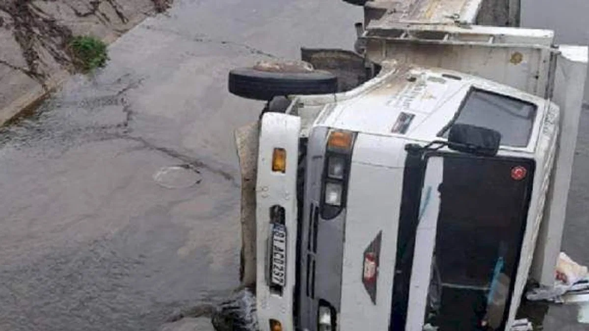 Düzce'de kamyon dereye yuvarlandı